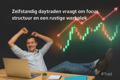 Daytrader achter laptop in ontspannen houding met koersgrafiek op achtergrond